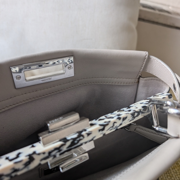 Elegant Beige Peekaboo Style Leather Handbag - Picture 3 of 13